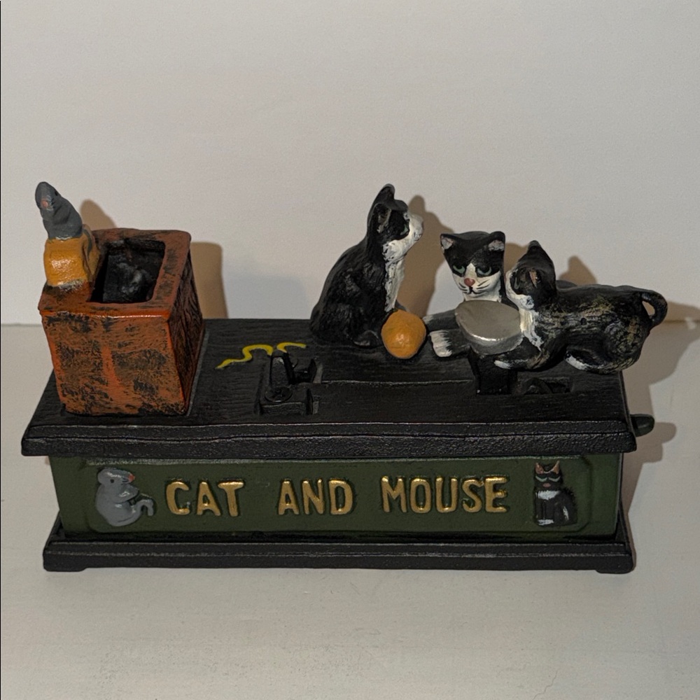 Design Toscano. Cat & Mouse Reproduction Vintage Cast Iron Mechanical Bank Heavy